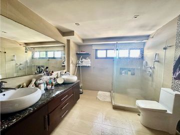 AMPLIA Y ELEGANTE CASA DE DOS NIVELES EN VILLA SANTOS