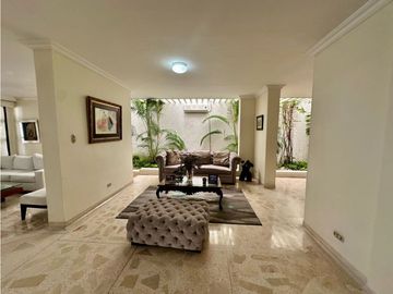 AMPLIA Y ELEGANTE CASA DE DOS NIVELES EN VILLA SANTOS