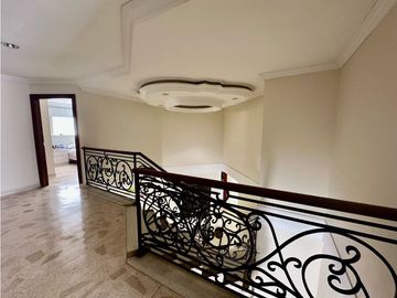 AMPLIA Y ELEGANTE CASA DE DOS NIVELES EN VILLA SANTOS
