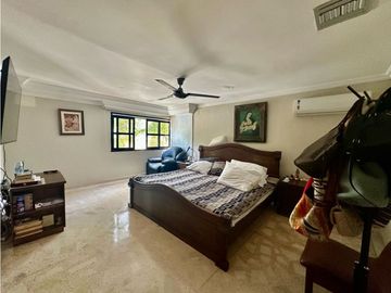 AMPLIA Y ELEGANTE CASA DE DOS NIVELES EN VILLA SANTOS