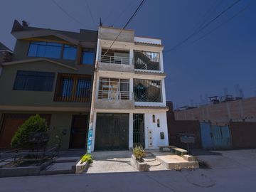 Casa con 3 departamentos en Carabayllo