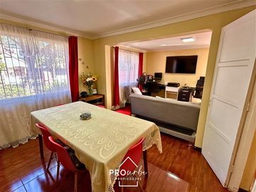 Casa en Venta en Casa para Remodelar Con Gran Terreno, a Pasos de Metro F. Castillo Velasco, La Reina