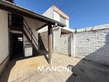 Casa en venta (245m2) de 4 ambientes con patio y cochera - Villa Ballester