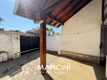 Casa en venta (245m2) de 4 ambientes con patio y cochera - Villa Ballester
