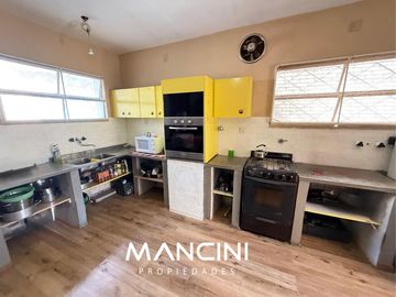Casa en venta (245m2) de 4 ambientes con patio y cochera - Villa Ballester