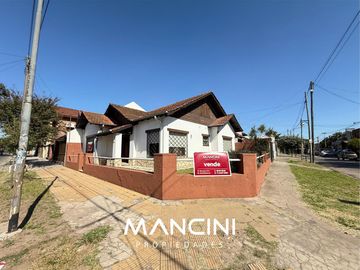 Casa en venta (245m2) de 4 ambientes con patio y cochera - Villa Ballester