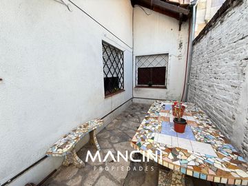 Casa en venta (245m2) de 4 ambientes con patio y cochera - Villa Ballester