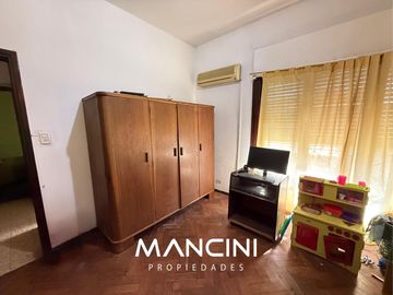 Casa en venta (245m2) de 4 ambientes con patio y cochera - Villa Ballester