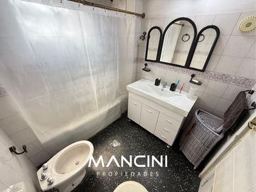 Casa en venta (245m2) de 4 ambientes con patio y cochera - Villa Ballester