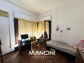 Casa en venta (245m2) de 4 ambientes con patio y cochera - Villa Ballester