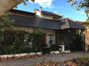 Excelente casa 3 dormitorios jardin cochera