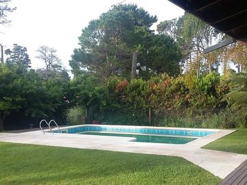 Excelente chalet en los alamos, con piscina climatizada - Pinamar