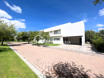 Casa en el Campanario en Renta y Venta
