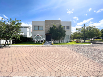Casa en el Campanario en Renta y Venta
