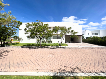 Casa en el Campanario en Renta y Venta
