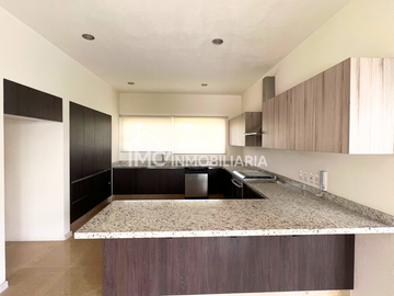 Casa en el Campanario en Renta y Venta
