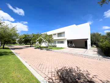 Casa en el Campanario en Renta y Venta