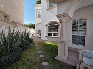 Lomas del valle casa en dos plantas con recamara en planta baja y alberca