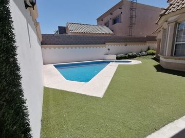 Lomas del valle casa en dos plantas con recamara en planta baja y alberca