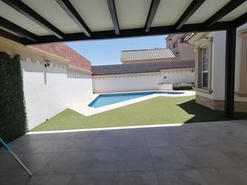 Lomas del valle casa en dos plantas con recamara en planta baja y alberca