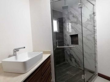 Lomas del valle casa en dos plantas con recamara en planta baja y alberca