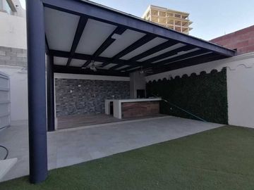 Lomas del valle casa en dos plantas con recamara en planta baja y alberca