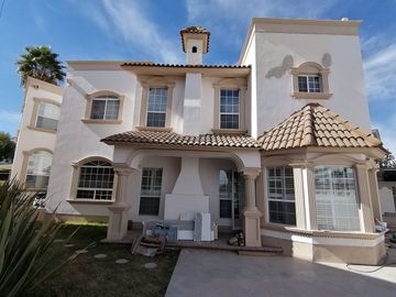 Lomas del valle casa en dos plantas con recamara en planta baja y alberca