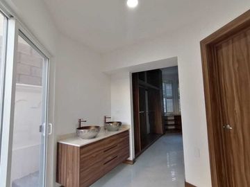 Lomas del valle casa en dos plantas con recamara en planta baja y alberca