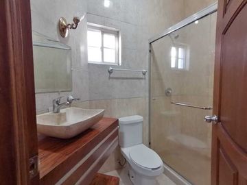 Lomas del valle casa en dos plantas con recamara en planta baja y alberca