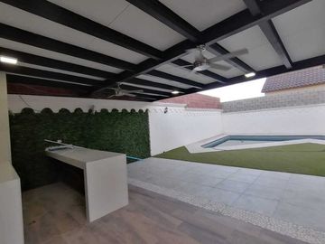 Lomas del valle casa en dos plantas con recamara en planta baja y alberca