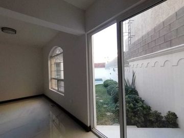Lomas del valle casa en dos plantas con recamara en planta baja y alberca