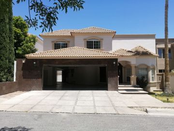 Lomas del valle casa en dos plantas con recamara en planta baja y alberca