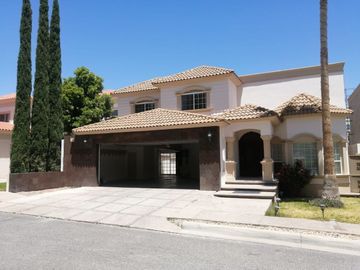 Lomas del valle casa en dos plantas con recamara en planta baja y alberca