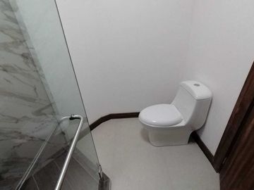 Lomas del valle casa en dos plantas con recamara en planta baja y alberca