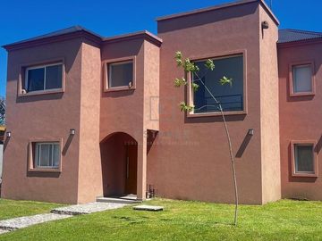 Casa en Venta frente a la plaza de juegos, 3 dormitorios. Barrio Cerrado San Matias, Escobar
