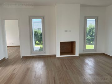 Casa en Venta a la Laguna Excelente orientacion y gran espejo de agua PG