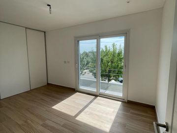 Casa en Venta a la Laguna Excelente orientacion y gran espejo de agua PG