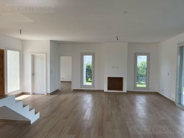 Casa en Venta a la Laguna Excelente orientacion y gran espejo de agua PG