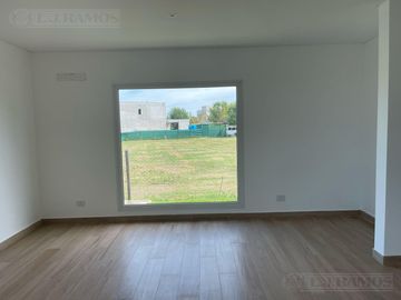 Casa en Venta a la Laguna Excelente orientacion y gran espejo de agua PG