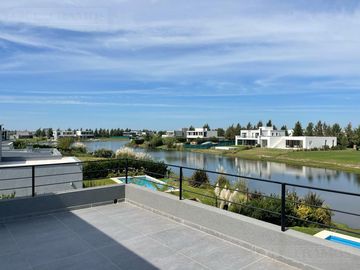 Casa en Venta a la Laguna Excelente orientacion y gran espejo de agua PG