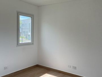 Casa en Venta a la Laguna Excelente orientacion y gran espejo de agua PG
