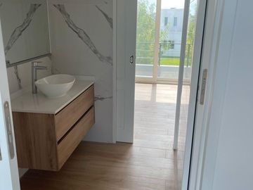 Casa en Venta a la Laguna Excelente orientacion y gran espejo de agua PG