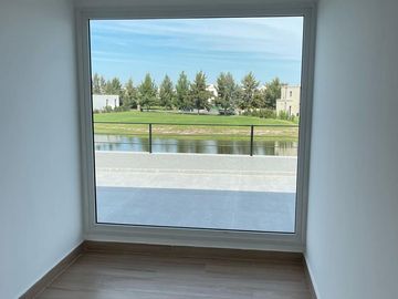 Casa en Venta a la Laguna Excelente orientacion y gran espejo de agua PG