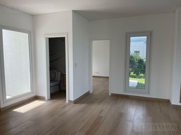 Casa en Venta a la Laguna Excelente orientacion y gran espejo de agua PG