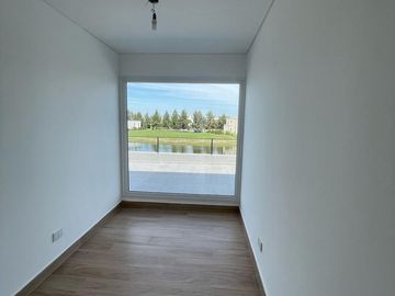 Casa en Venta a la Laguna Excelente orientacion y gran espejo de agua PG