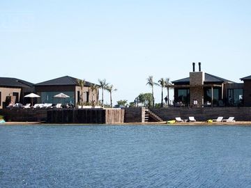 Casa en Venta a la Laguna Excelente orientacion y gran espejo de agua PG