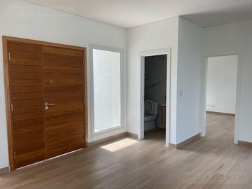 Casa en Venta a la Laguna Excelente orientacion y gran espejo de agua PG