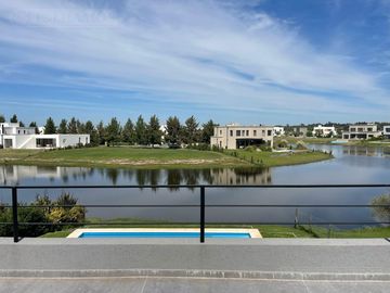 Casa en Venta a la Laguna Excelente orientacion y gran espejo de agua PG