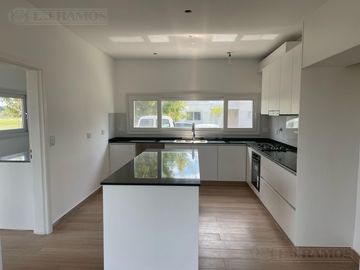 Casa en Venta a la Laguna Excelente orientacion y gran espejo de agua PG