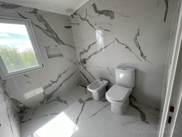 Casa en Venta a la Laguna Excelente orientacion y gran espejo de agua PG